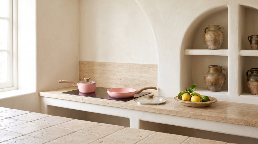 Cuisine méditerranéenne avec stuc à la chaux, travertin et casseroles et poêles rose Blush