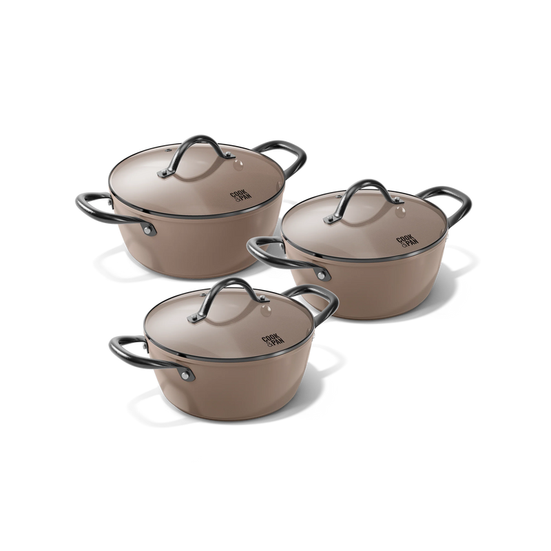 Taupekleurige 3-delige pannenset met glazen deksels en roestvrijstalen handgrepen.