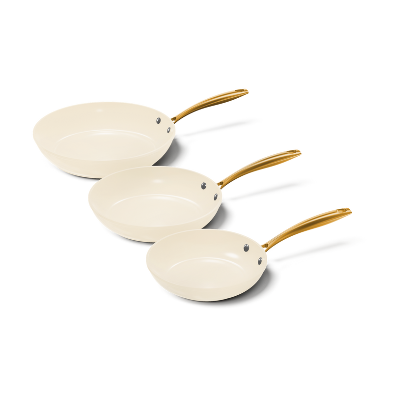 Vanilla koekenpannenset met drie pannen in crème met houten handgrepen