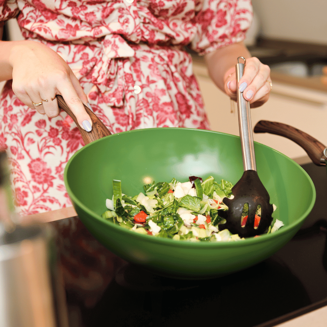 Green wok pan with stir-fry vegetables inside | Go green By C&P