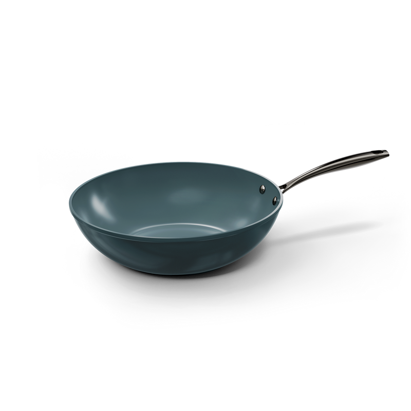 Donkergrijze wokpan van 30 cm met metalen handvat en ruime diepe kom.