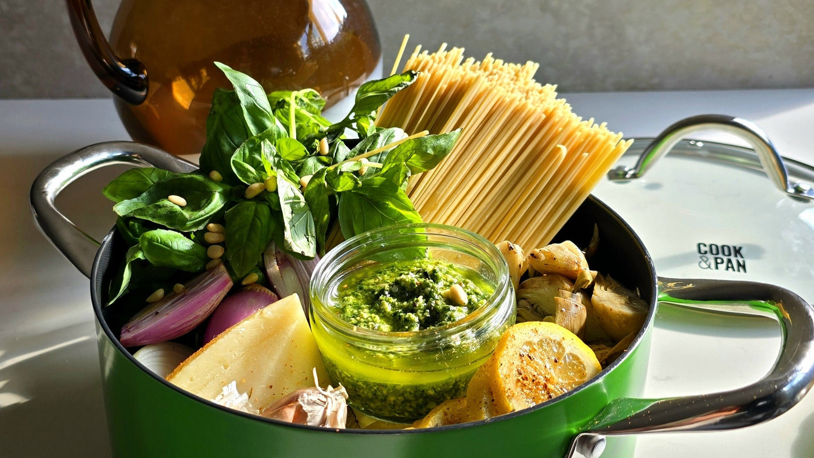 Pasta koken in grote Cook & Pan pan
