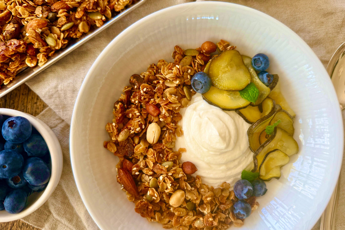 Homemade granola met honing, noten en vanille