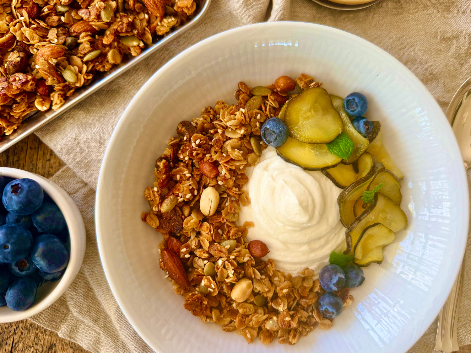 Homemade granola met honing, noten en vanille