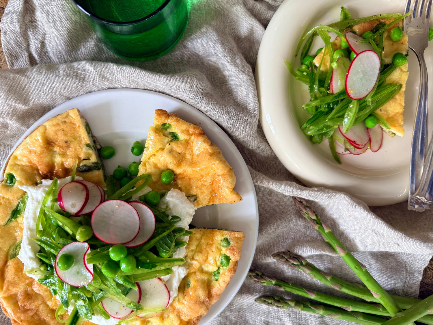 Voorjaarsfrittata met groene asperges en whipped ricotta