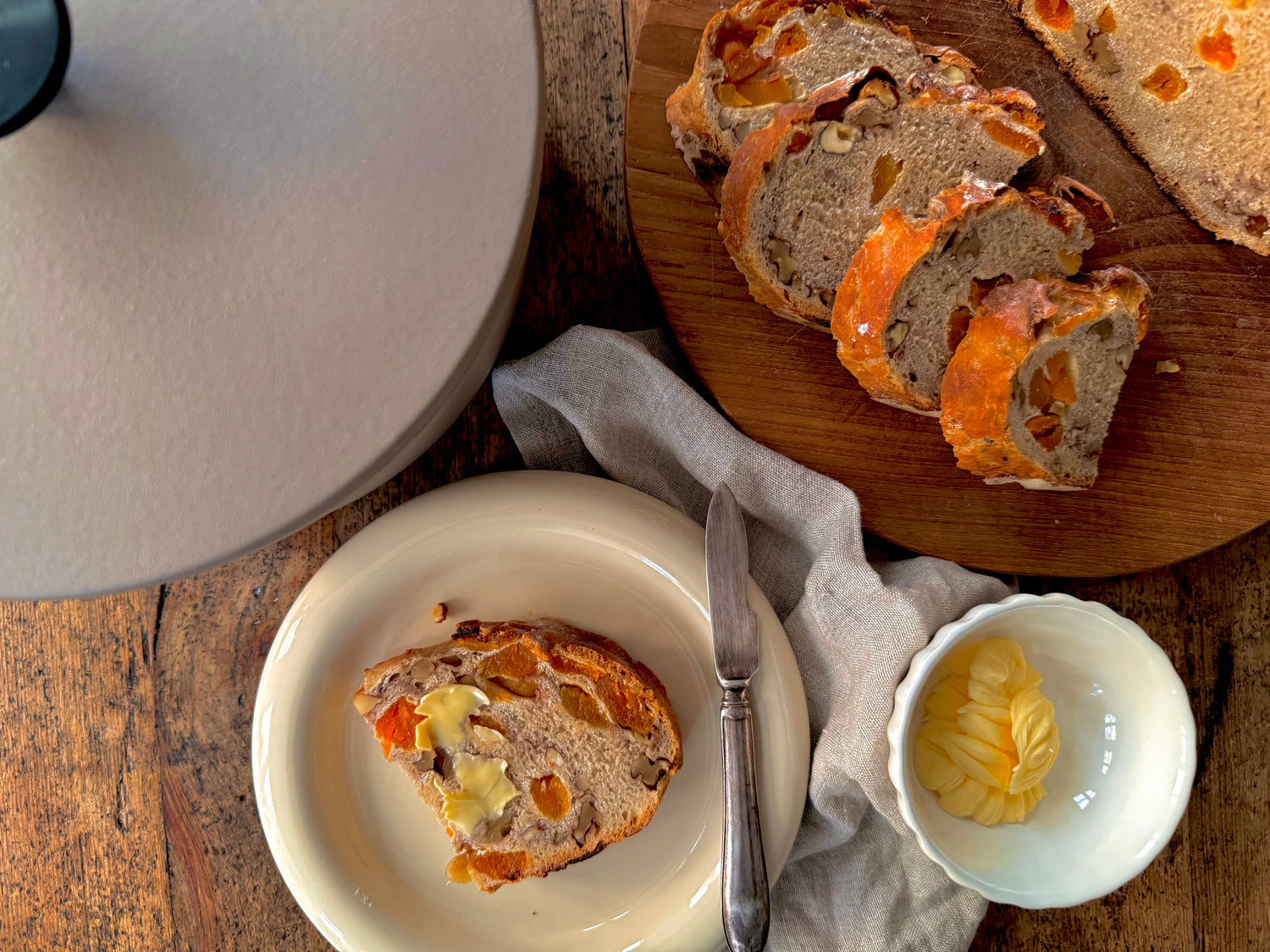 Abrikozen-notenbrood uit de gietijzeren pan