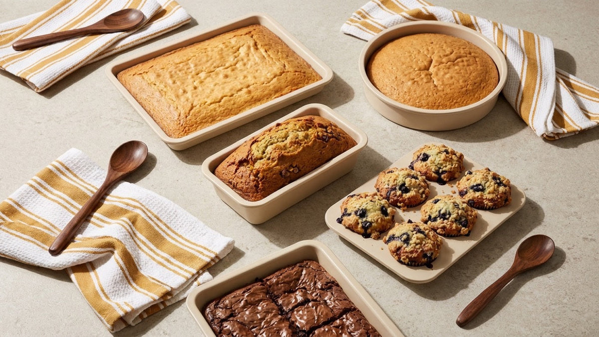 Bakplaat van Cook & Pan met keramische antiaanbaklaag en een plaatcake erin