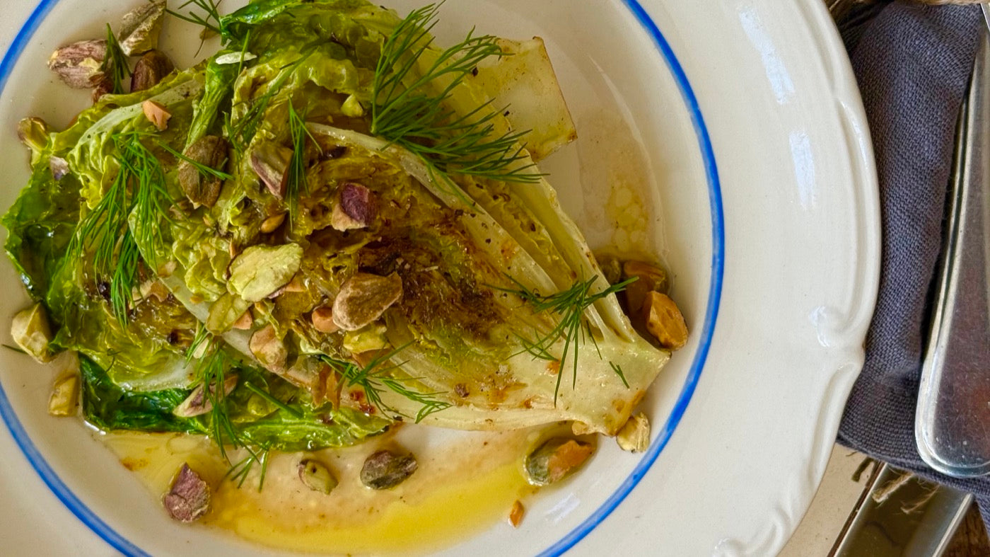 Gebakken little gem geglaceerd met miso-honingboter en getopt met pistachenoten en dille
