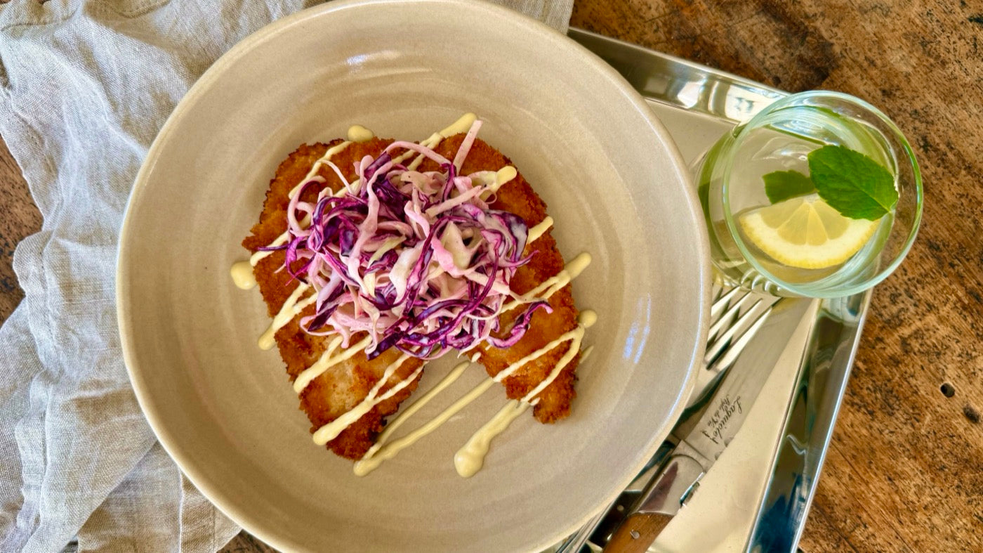 Krokante kipschnitzel met kleurrijke rode-kool coleslaw en huisgemaakte mayonaise