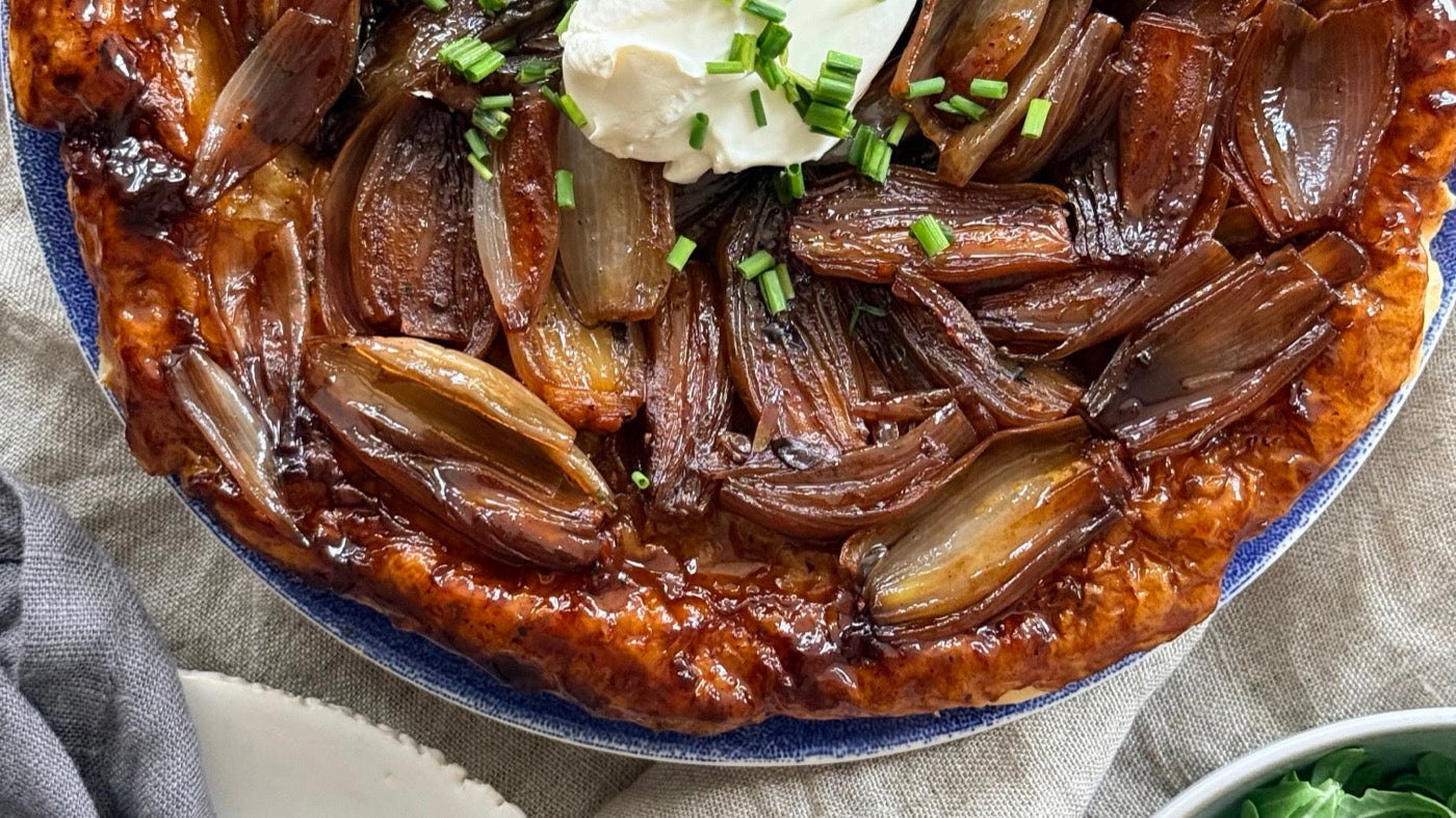 Omgedraaide tarte tatin met karamelsjalotten, bladerdeeg en crème fraîche