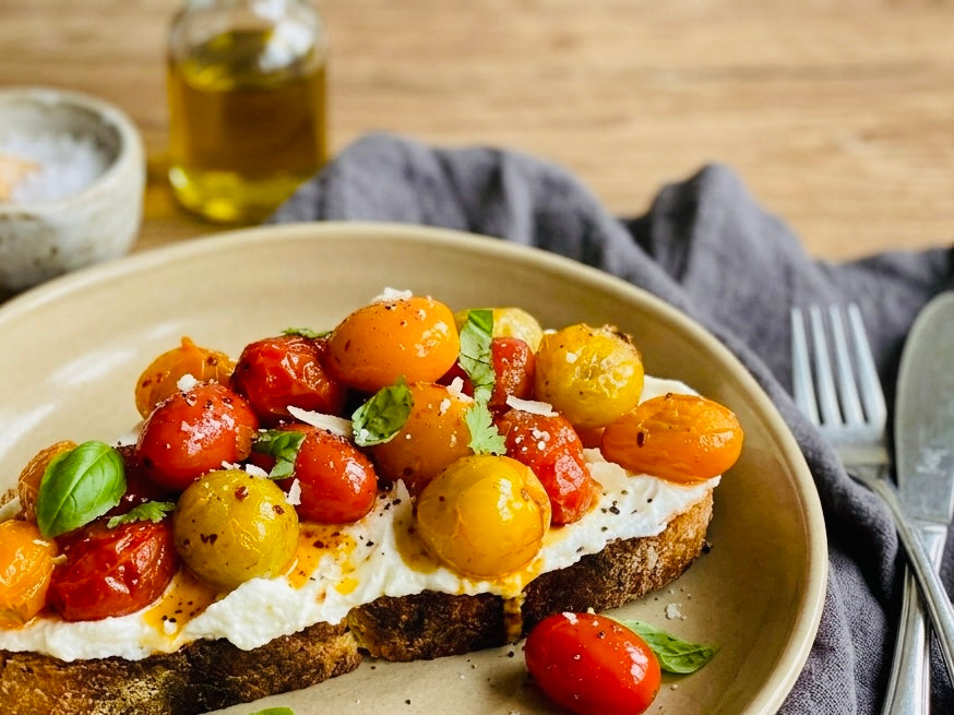 Sourdough met whipped ricotta en chili-tomaten