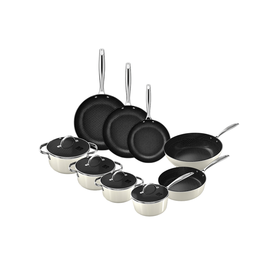 9-teiliges Topfset und Pfannenset mit schwarzen Antihaft-Pfannen und beigen Edelstahl-Sauteusen mit Deckeln.