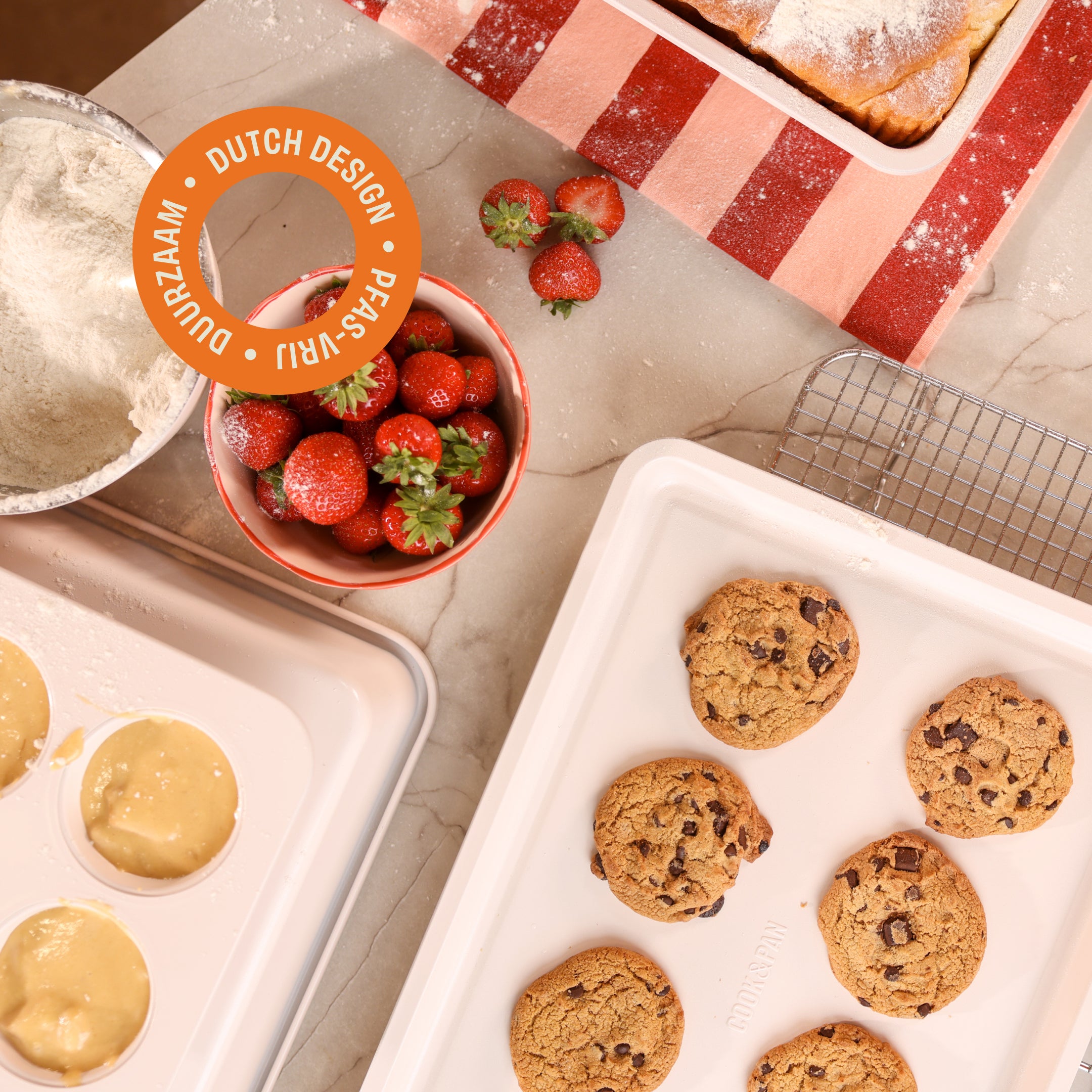 Cook & Pan Go Ivory bakset met rood schaaltje aardbeien, koekjes en beslag op marmeren werkblad