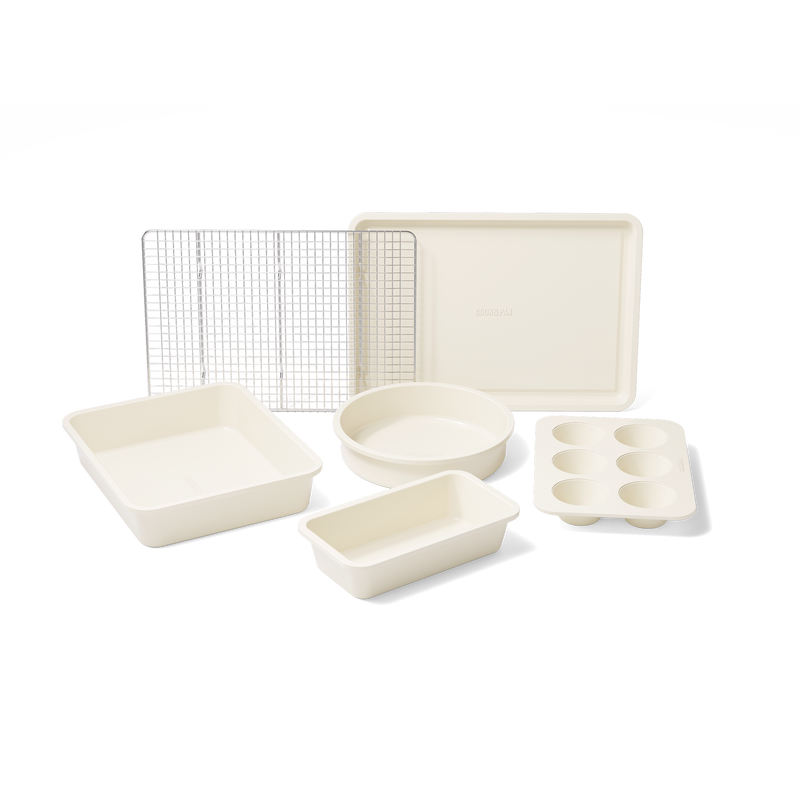 Go Ivory Backset aus zehn Teilen mit Backformen, Backblechen und Backgitter in Creme