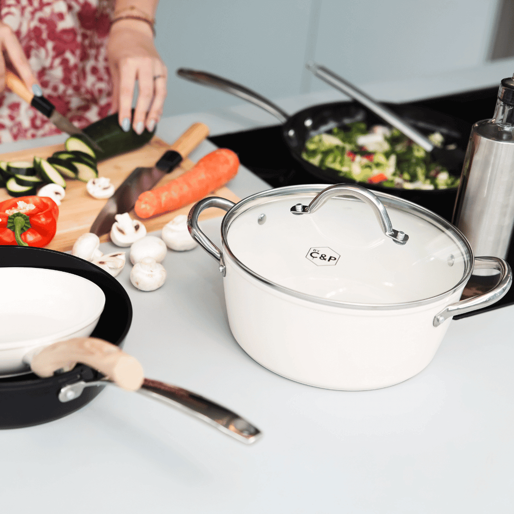 Gerecht bereiden met koekenpan en witte kookpan | Go Ivory By C&P