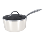 Casserole en acier inoxydable 18 cm avec extérieur couleur ivoire et couvercle en verre avec poignée.