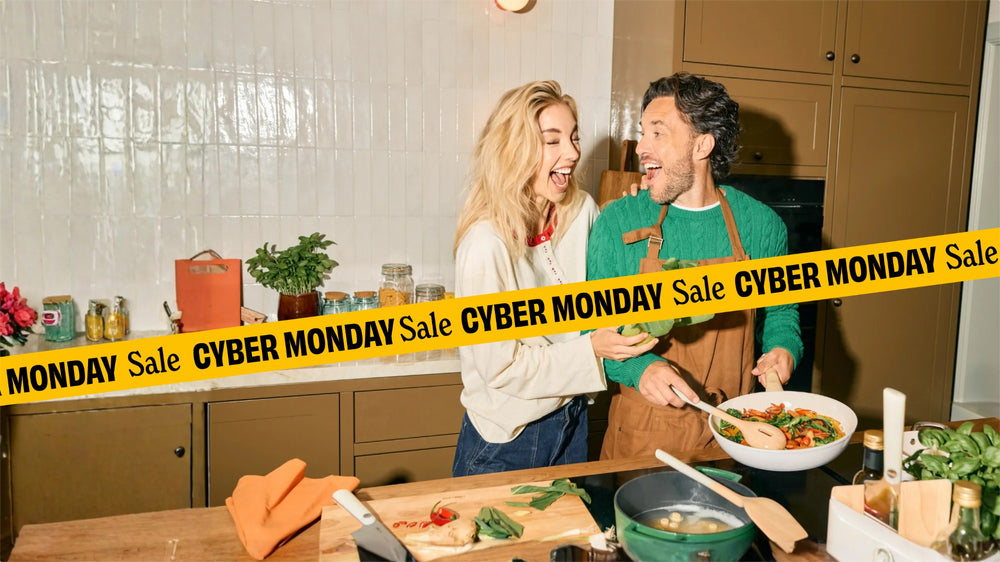 Lachend stel roerbakt samen groenten in een witte pan tijdens de Cyber Monday Sale