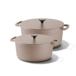 Set van twee Taupe of Mind gietijzeren braadpannen in zandkleur met deksels en ergonomische handgrepen