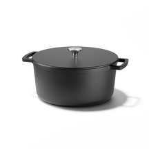 Signature cast iron Dutch oven, 24 cm, in black cast iron with matching lid and knob handle.