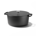 Signature gietijzeren braadpan van 28 cm met zwart deksel en twee handvaten.