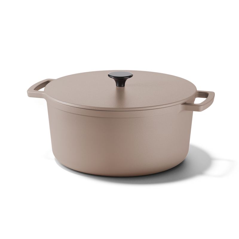 Taupe of Mind gietijzeren braadpan 28 cm met deksel en twee handvaten in beige kleur