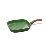 Groene vierkante grillpan van 28 cm met ribbelige bodem en houtkleurige handgreep.