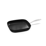 Poêle grill carrée noire de 28 cm avec rainures et poignée métallique claire.