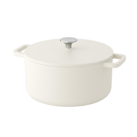 Ecru gietijzeren braadpan van 24 cm met bijpassend deksel en metalen handgrepen.