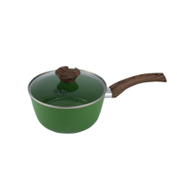 Groene steelpan met glazen deksel en handvat met houtlook, diameter 18 cm.