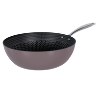 Taupekleurige wok van 30 cm met roestvrijstalen handvat en honingraatstructuur binnenin.