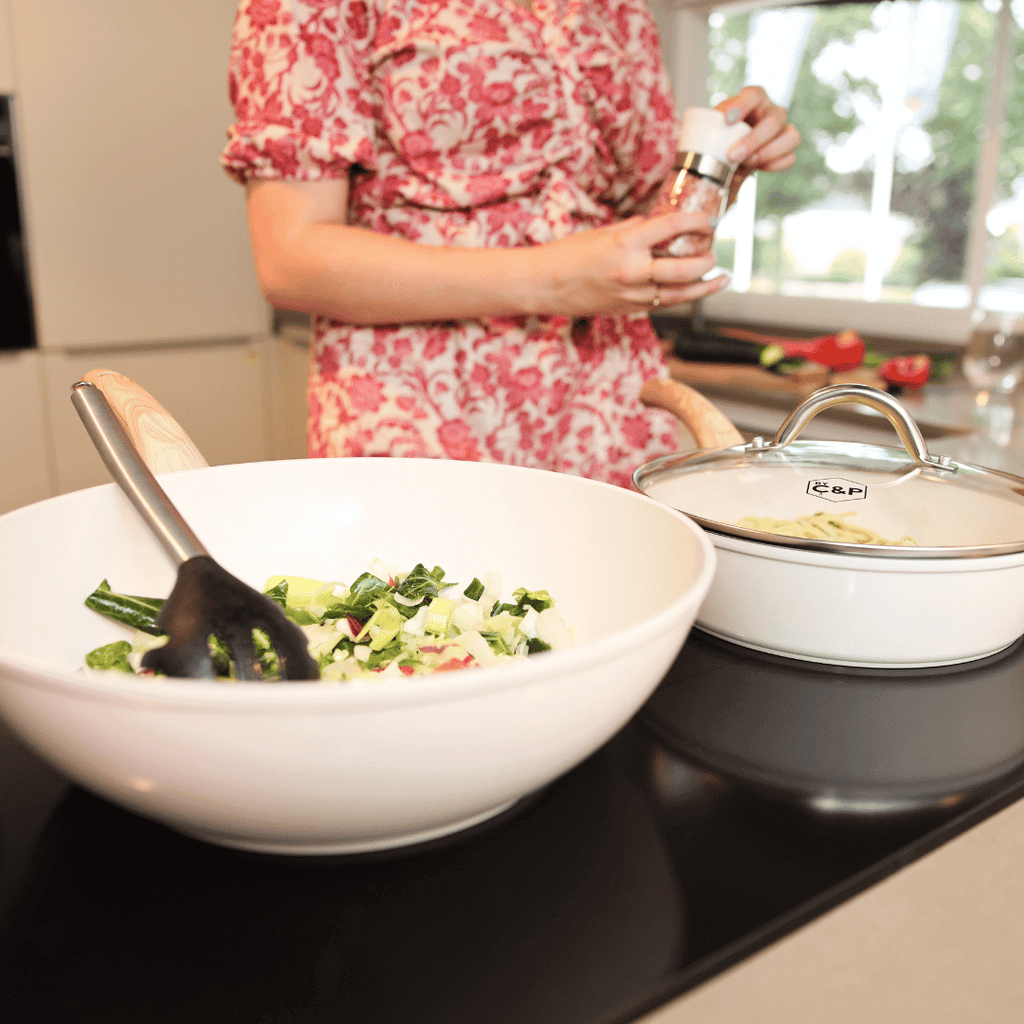 Groente bereiden in crème kleurige wokpan 30 cm | Go Ivory By C&P