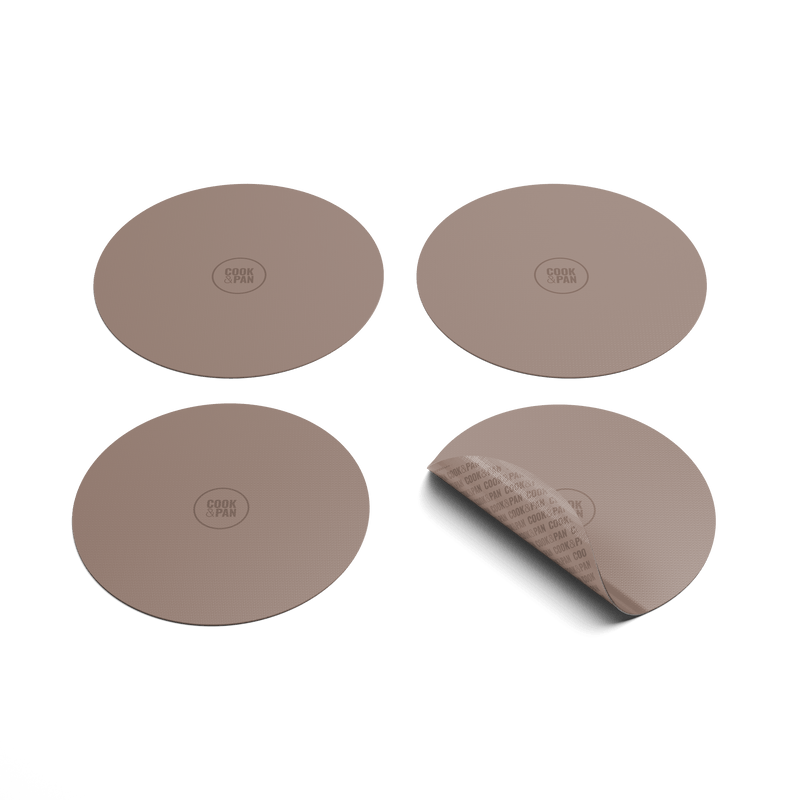 Set aus vier Inductionsschutzfolien von Cook & Pan in Taupe, eine davon mit sichtbarem Schutzrücken