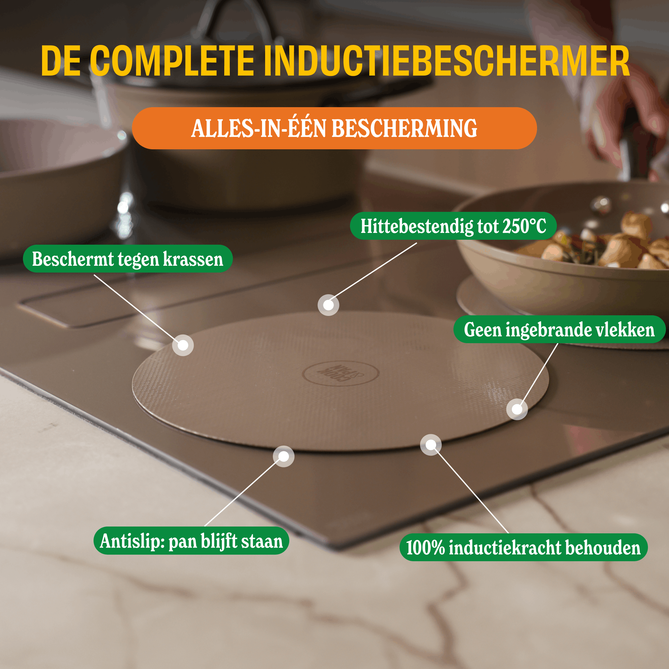 Taupe Induktionsschutzplatte auf Induktionskochfeld mit Infografik der Eigenschaften: kratzerresistent, bis 250°C hitzebeständig, keine Flecken, rutschfest, volle Induktionskraft