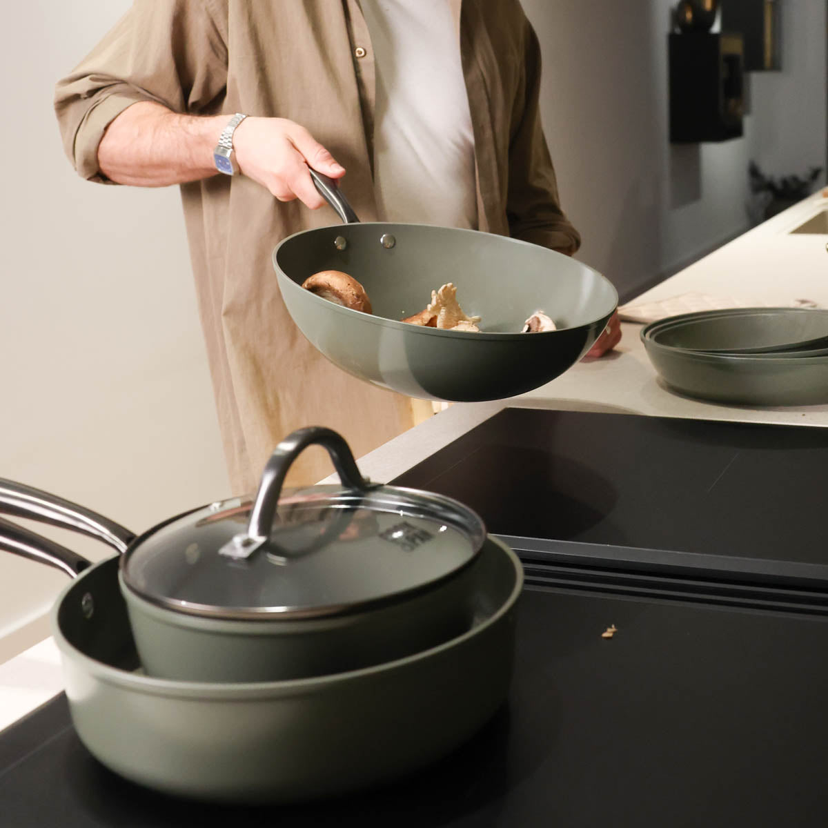 Dark green frying pan 20 cm with non-stick coating and metal handle.
