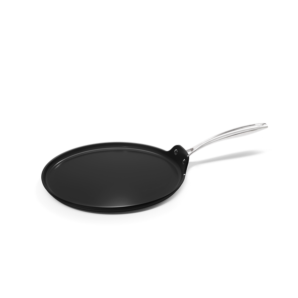 Zwarte antiaanbak pannenkoekenpan met 28 cm doorsnee en zilverkleurige metalen handgreep.