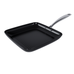 Sort firkantet grillpande på 28 cm med rillede bund og metalhåndtag.