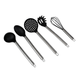 Set aus fünf Küchenutensilien mit Edelstahlgriffen und schwarzen Silikonköpfen, inklusive Schneebesen, Suppenkelle und Spatel.