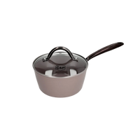 Taupekleurige steelpan van 18 cm met zwarte handgreep en glazen deksel met stoomgaatje.