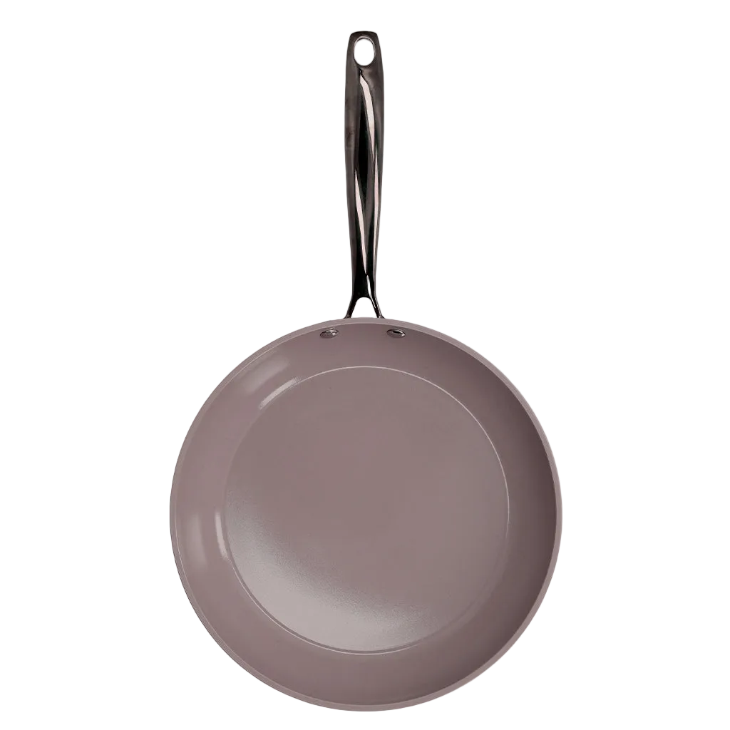 Taupekleurige koekenpan van 28 cm met metalen handgreep en gladde anti-aanbaklaag.