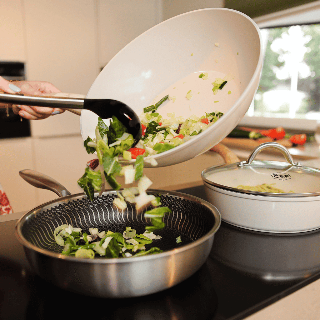 Groenten in wokpan overgieten in een RVS koekenpan | Go Ivory By C&P