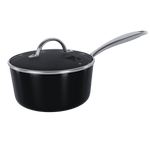 Casserole noire de 18 cm en acier inoxydable avec revêtement antiadhésif et couvercle en verre avec trous de vapeur.