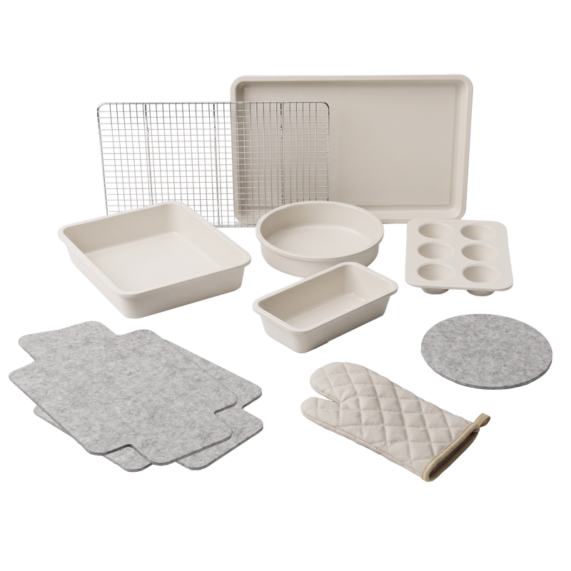 Negendelige ivoorkleurige bakset met bakplaten, muffinvorm, ronde bakvorm, ovenschaal, grillrooster, pannenlap en.
