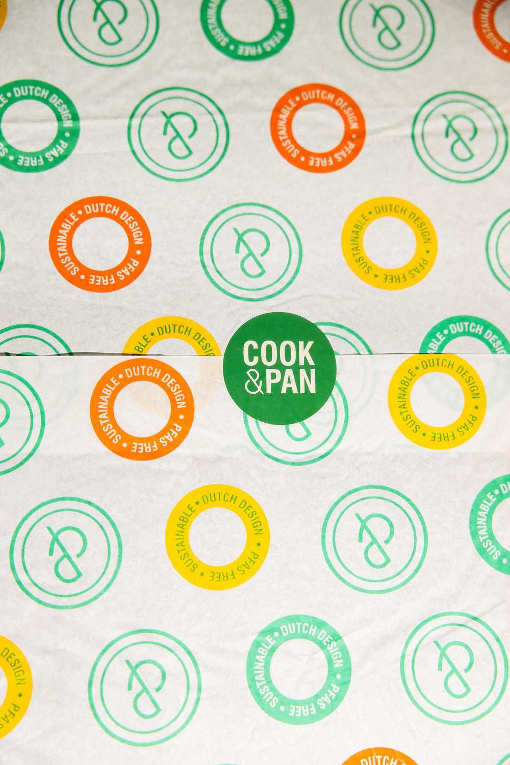 Bedrucktes Seidenpapier mit Cook and Pan Logo in der geöffneten Schachtel