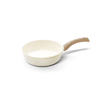 Cremewitte hapjespan van 24 cm met houten handvat en gladde binnenkant.