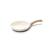 Witte koekenpan 20 cm met houten handvat en gladde antiaanbaklaag.