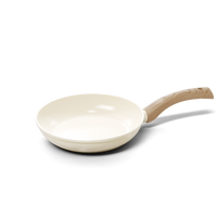 28 cm koekenpan met ivoorkleurige keramische binnenkant en houten handvat.