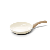 Witte koekenpan met keramische antiaanbaklaag en lichtbruine houten handgreep, 24 cm diameter.