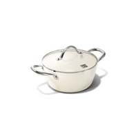 Ivorykleurige braadpan van 20 cm met glanzend metalen deksel en handgrepen.