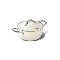 Cremewitte pan met deksel van metaal, 24 cm, met ronde grepen en glanzende afwerking.