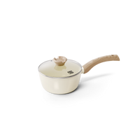 Ivorykleurige steelpan van 18 cm met glazen deksel en houten handvat and knop.